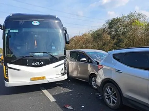 7 ô tô tông liên hoàn trên cao tốc Phan Thiết – Dầu Giây, ùn tắc kéo dài 6km