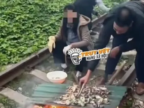 Lập biên bản một gia đình nướng đồ ăn trên đường ray tàu hoả