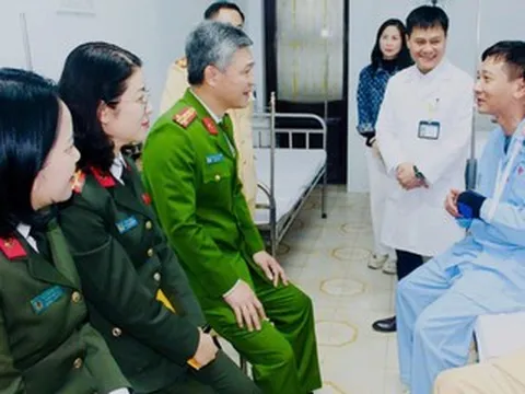 Thanh niên uống rượu, thông chốt đâm bị thương Đại úy CSGT Thanh Hóa