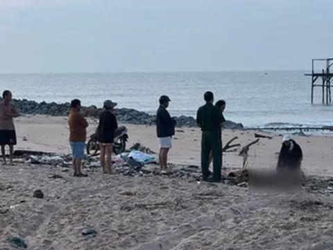 Tìm thấy thi thể thiếu niên sau vụ chìm tàu cá, người mẹ gào khóc bên bờ biển