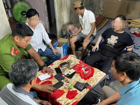 Bắt quả tang nhóm đối tượng đánh bạc trái phép lúc nửa đêm