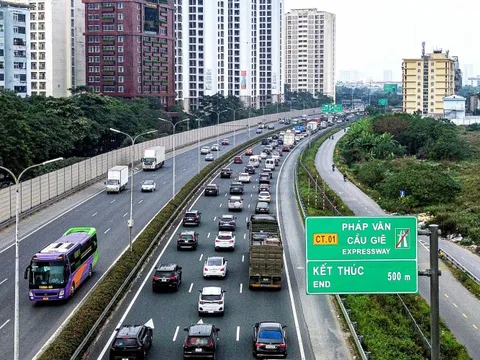 Xe ùn ùn dồn về cửa ngõ Hà Nội trong ngày cuối nghỉ Tết dương lịch