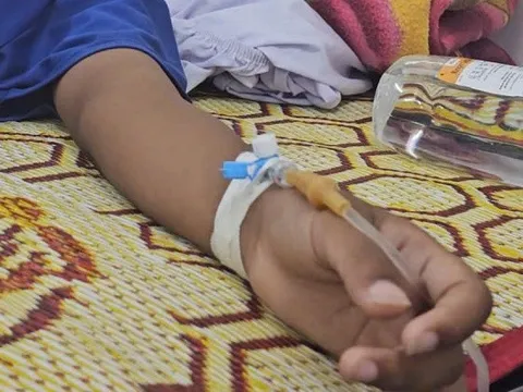 Điều tra, xử lý vụ nghi ngộ độc thực phẩm khiến nhiều người nhập viện tại Vĩnh Long