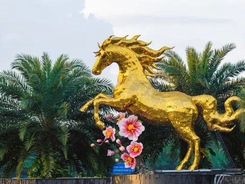 Linh vật ngựa vàng Tết Bính Ngọ đầu tiên tại sân bay Đà Nẵng