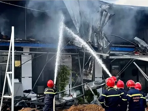 Cửa hàng vật liệu xây dựng ở Đà Nẵng bốc cháy, khói đen cuồn cuộn