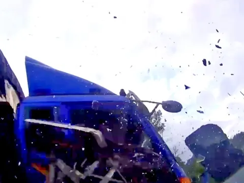 Khoảnh khắc thót tim: Camera hành trình ghi lại vụ tông xe liên hoàn trên cao tốc La Sơn - Hòa Liên