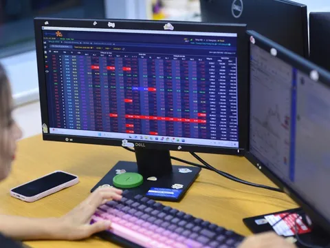 VN-Index tăng 3,91 điểm phiên đầu năm, nhóm Vingroup ngập sắc xanh tím