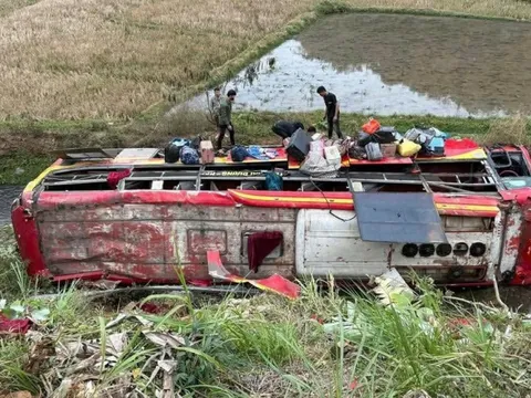 Lật xe khách trên quốc lộ, 11 người bị thương