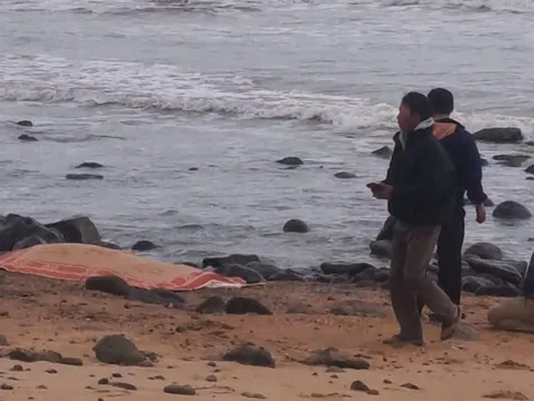 Ghe đánh cá chìm trên biển: Đã tìm thấy thi thể ngư dân mất tích