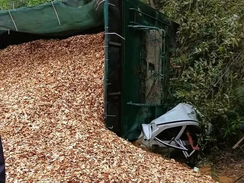 Xe đầu kéo lật đè trúng ô tô chở 4 người, lái xe con tử vong