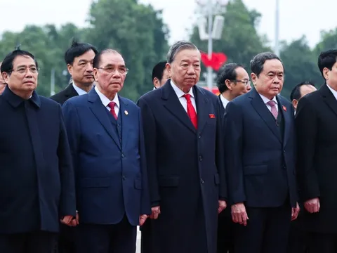 Lãnh đạo Đảng, Nhà nước vào lăng viếng Chủ tịch Hồ Chí Minh dịp kỷ niệm 80 năm Ngày Tổng tuyển cử