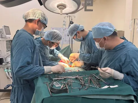 Hút thuốc lá suốt 30 năm, người đàn ông tại TP.HCM tiểu ra máu