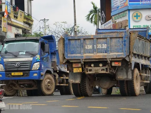 Đà Nẵng: Phường cho tập kết tạm, đường dân sinh "oằn mình" gánh xe quá tải