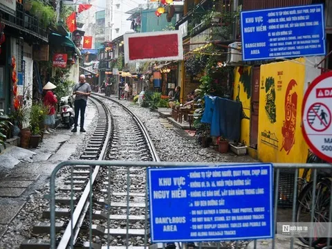 Đề nghị dừng tàu khách chạy qua "phố cà phê đường tàu"