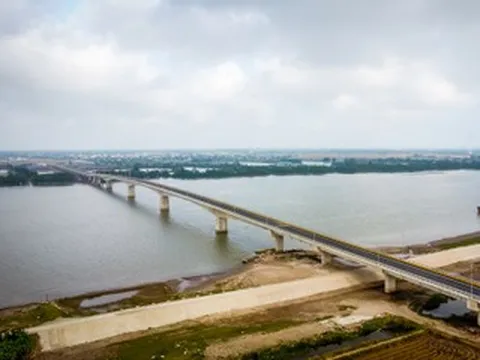 Cận cảnh cầu vượt sông Hồng gần 1.000 tỷ đồng nối Hưng Yên - Ninh Bình