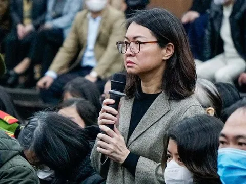 Những phong bì trắng chứa 8 tỷ đồng "cảm ơn" phía sau giấy quảng cáo