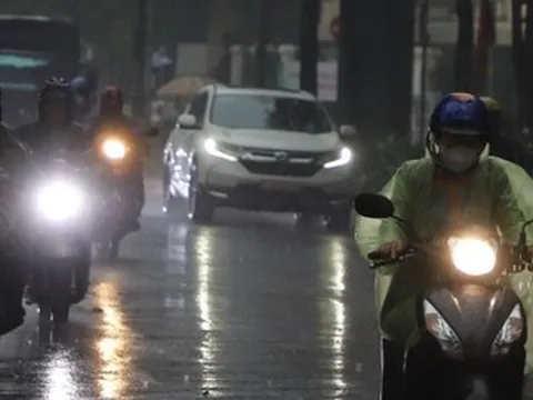 Mưa trái mùa như trút nước ở TPHCM