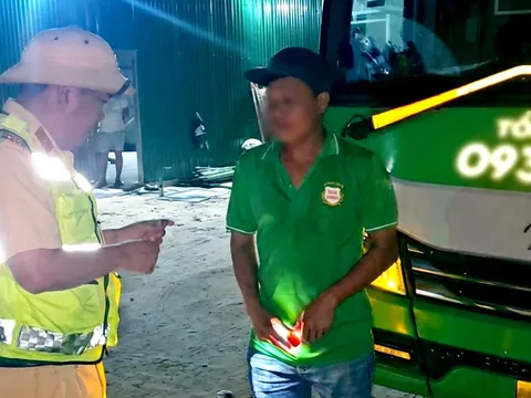 Xử phạt tài xế và chủ xe khách gần 90 triệu đồng vì không có giấy phép lái xe, hợp đồng