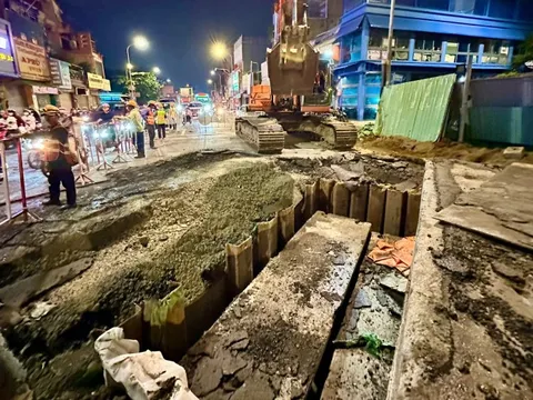Thi công ống HDPE phục vụ metro 2, đường Trường Chinh đổi làn