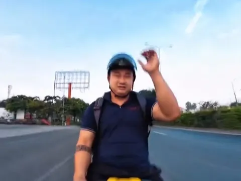 TPHCM: Nam thanh niên chạy xe máy buông 2 tay rồi tự quay lên mạng xã hội