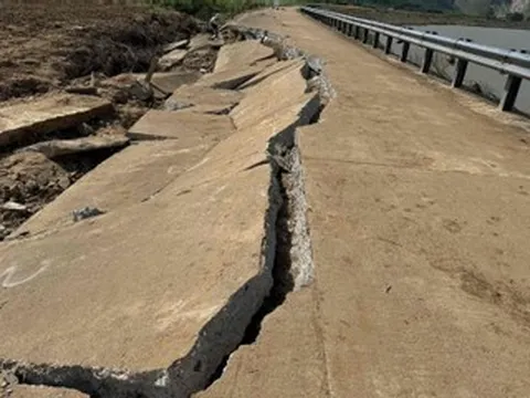 Hiện trường bờ kè sông bị đổ sập khiến hai cặp vợ chồng tử vong