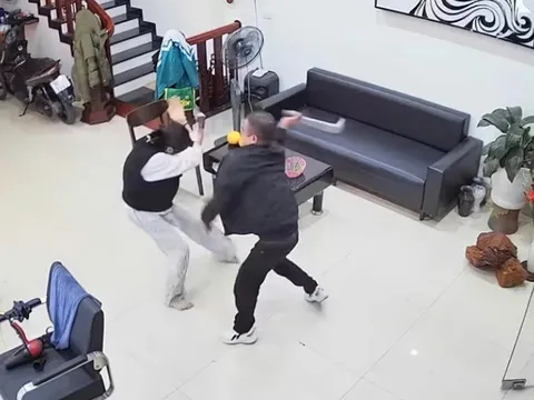 Điều tra vụ đối tượng cầm dao lao vào quán cắt tóc tấn công 2 mẹ con