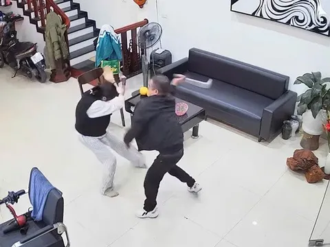 Xôn xao clip chồng dùng dao truy sát vợ và con gái tại quán cắt tóc