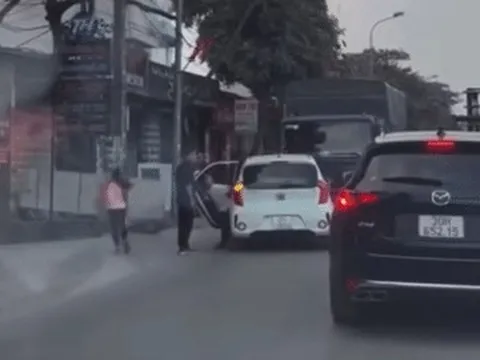 Danh tính tài xế đỗ ô tô giữa quốc lộ ở Hà Nội để cho trẻ em xuống xe