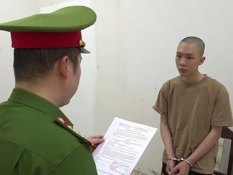 Bắt đối tượng giả danh giảng viên đại học lừa bán đồng phục cho sinh viên