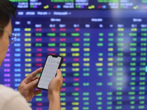 VN-Index tăng tiếp 45 điểm: Cổ phiếu dầu khí, ngân hàng giúp tạo kỉ lục mới