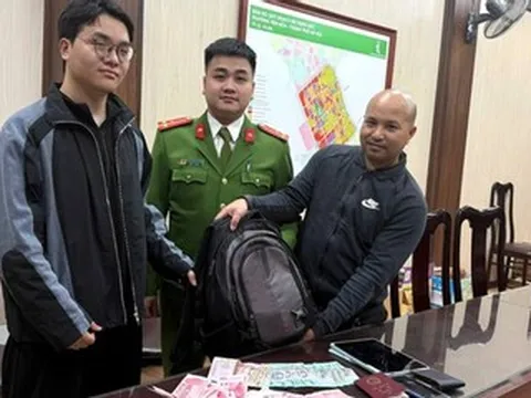 Tài xế taxi giao nộp công an balo khách Trung Quốc để quên, bên trong có nhiều tài sản