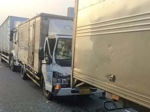 5 ô tô tông liên hoàn trên cao tốc, ùn tắc kéo dài 4km vào giờ cao điểm