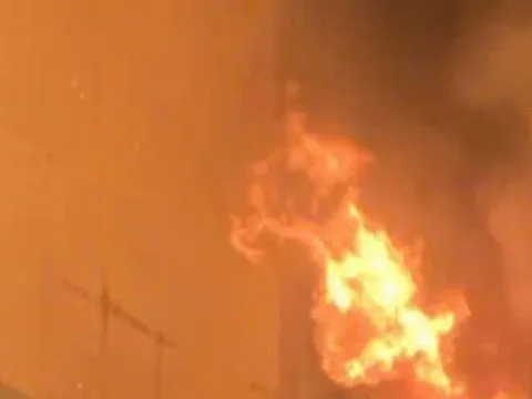 Nhà 7 tầng bốc cháy dữ dội, chủ nhà liều mình nhảy xuống