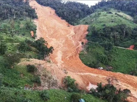 Bộ đội góp 350 triệu đồng giúp gia đình nạn nhân vụ sạt lở đất vùi 3 người ở xã vùng cao Đà Nẵng