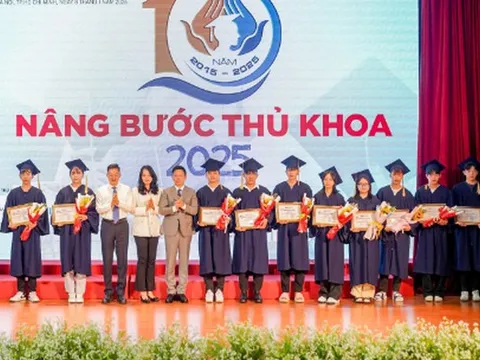 Nâng bước thủ khoa 2025: Giọt nước mắt hạnh phúc của 120 thủ khoa vượt nghịch cảnh
