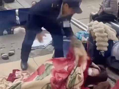 Bệnh viện Bạch Mai yêu cầu cho thôi việc bảo vệ ‘ném chăn’ người nhà bệnh nhân