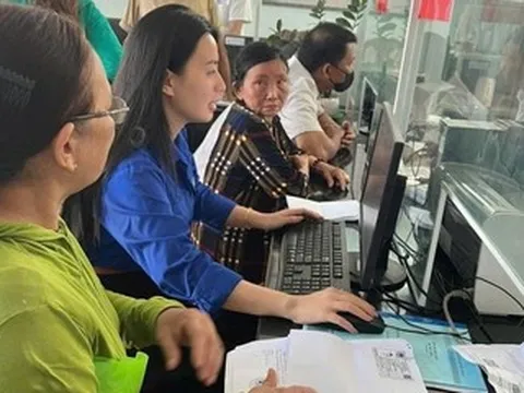 Cuối tuần ra quán cà phê, làm thủ tục hành chính từ đất đai đến khai sinh