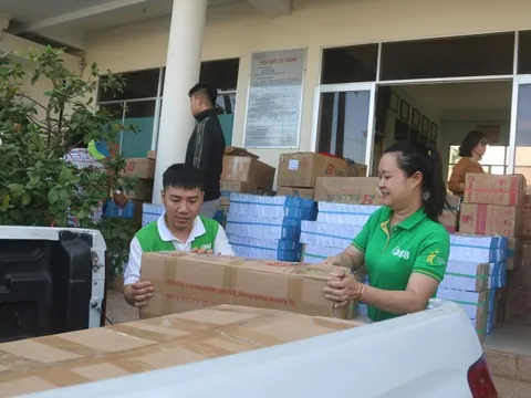 Trao tặng hơn 37 ngàn tập vở cho học sinh vùng bị thiệt hại do mưa lũ ở tỉnh Lâm Đồng