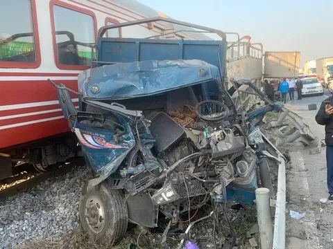 Xe tải vượt đường dân sinh tự mở bị tàu hỏa tông bay xuống vệ đường