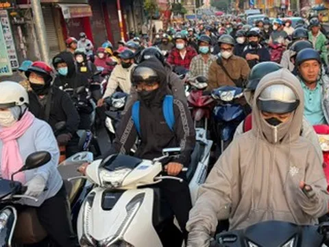 TPHCM lạnh se sắt, cảm nhận chỉ 17 độ C ngỡ như ở Đà Lạt