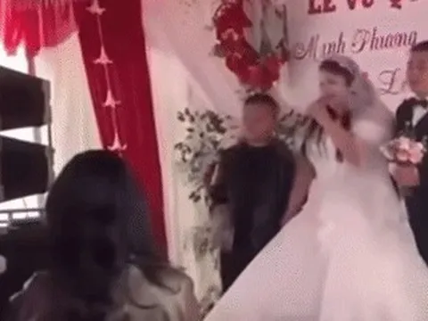 Xôn xao clip cô dâu, chú rể bị ném mắm tôm trong đám cưới ở Ninh Bình