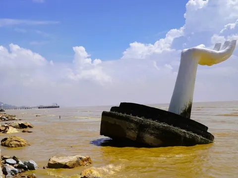 "Xóa sổ" 5 bàn tay "khổng lồ" gây tranh cãi ở biển Hải Tiến