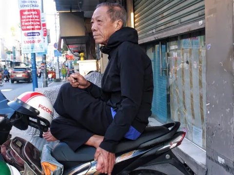 Người dân TPHCM co ro trong cái lạnh 17 độ C hiếm thấy