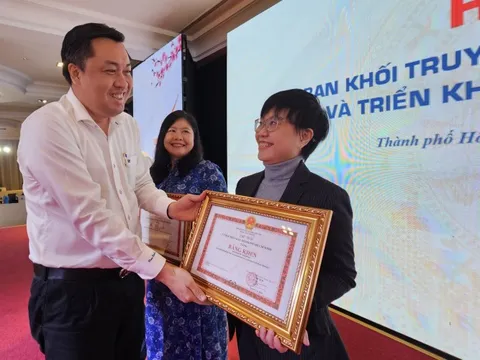 Báo Người Lao Động nhận bằng khen của Chủ tịch UBND TPHCM