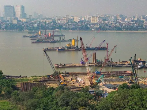 Công trường thi công cây cầu biểu tượng gần 16.000 tỉ ở trung tâm Hà Nội