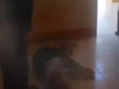 Xôn xao clip nữ sinh lớp 6 bị bạn đánh gục tại lớp học