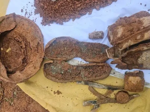 Xúc động hình ảnh di vật vừa được tìm thấy cùng 2 hài cốt liệt sĩ