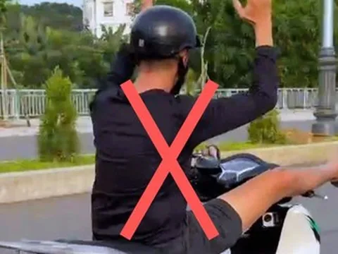 Tịch thu xe SH của nam thanh niên buông cả hai tay, dùng chân lái xe