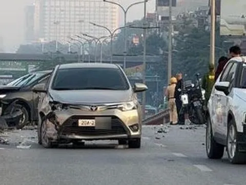 Tai nạn liên hoàn nghiêm trọng trên cầu vượt, người đi xe máy tử vong, xe biến dạng