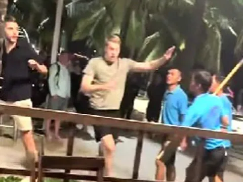 Quán BlueSea Beach & Bar có nhân viên cầm xẻng dọa đánh du khách bị phạt 50 triệu đồng